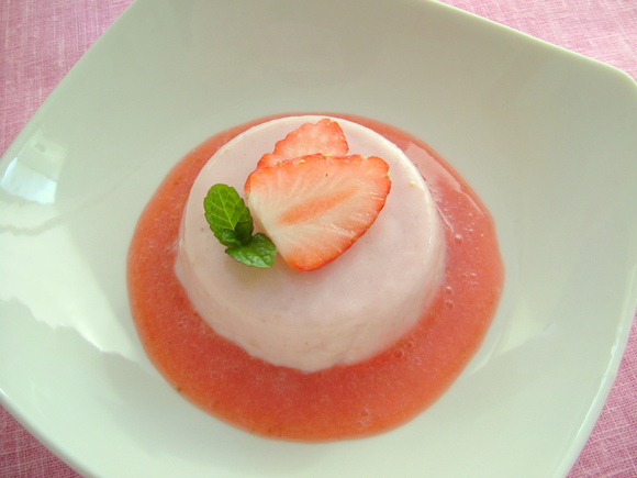 🌸✨4月の新商品紹介①✨🌸 いちごの美味しさをぎゅっと詰め込んだ、「牛乳屋さんのいちごババロア」🍓🥛 ✓ フレッシュないちごピューレを使用し、香り豊かでやさしい甘さ✓ 阿蘇山麓生乳と自家製純生クリームを使用👀 ✓ 昭和レトロなカフェ風デザインで、懐かしさと新