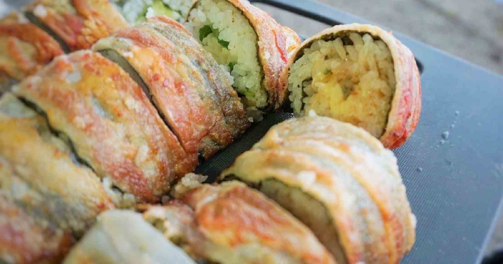 簡単キャンプ飯 イタリアンな「肉巻きおにぎり」は意外な組み合わせなのに驚きの美味しさ！ ワイルドな見た目なのにフレッシュな味わいを楽しめるぞ！ロケットニュース24