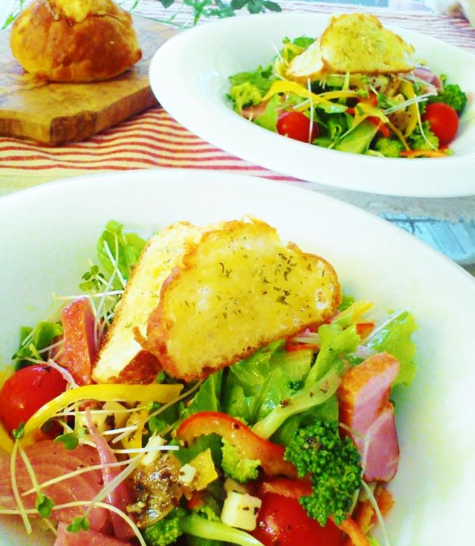 新商品イタリア産🇮🇹白トリュフオイルのおつまみラスクです。 薄くスライスした南部地粉バゲットに白トリュフオイルオイルを染み込ませ、粗塩と粉チーズをパラリ🧀週末のおつまみにもどうぞ🍺✨みなと街ベーカリ