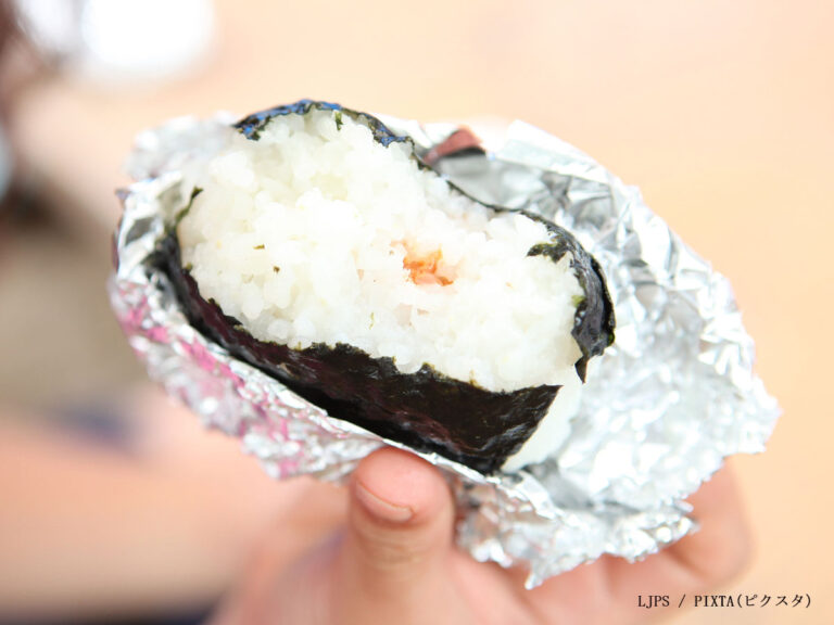 1月17日は“おむすびの日” 海苔のパリッと触感をたのしめる“ホイルおにぎり”の包み方🍙 2種類の形に合わせてご紹介！ コンビニのおにぎりのように、食べるときに海苔とご飯を合わせられます😳✨ 味付け海苔派の方にもおすすめ！ ラップで握って、包むのはサンホイルで包む