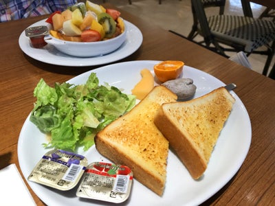 果実園リーベル目黒店です！！ お待たせ致しました！！ 改装工事が終わり、5 7より、 新規オープン致しました！！ お家でもお楽しみ頂けるよう、 新たに テイクアウトメニューを始めました！！ ・ボリューム満点の牛ステーキ弁当 ¥880+税・ご飯が進む生姜焼き弁当 ¥780+