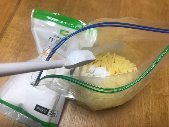 ピザ用チーズの固まらない冷凍テク✨ チーズって冷凍すると団子状に固まっちゃってるってことありますよね💦 あるものを加えるだけでパラパラに冷凍できる 方法があるんです！ ぜひ試してみてください✨ 1.冷凍チーズに片栗粉を入れて ※チーズ200gにつき片栗粉 大さじ1 2