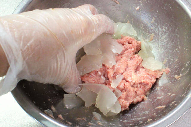 焼き小籠包作ったよー❣️, 材料シンプル、道具シンプル、意外と簡単にできて感動〜✨, 蒸すだけでも美味しかった😋,詳しい作り方はフル動画を配信しましたので『 ひろぱん』『 小籠包』で検索してご覧くださいませ。,ひろこぱん,鍋料理,フライパン料理,ワンパン料理,小籠包焼き小籠包中華手作り中華おうちで中華 ,時短料理,時短レシピ,つくおき,