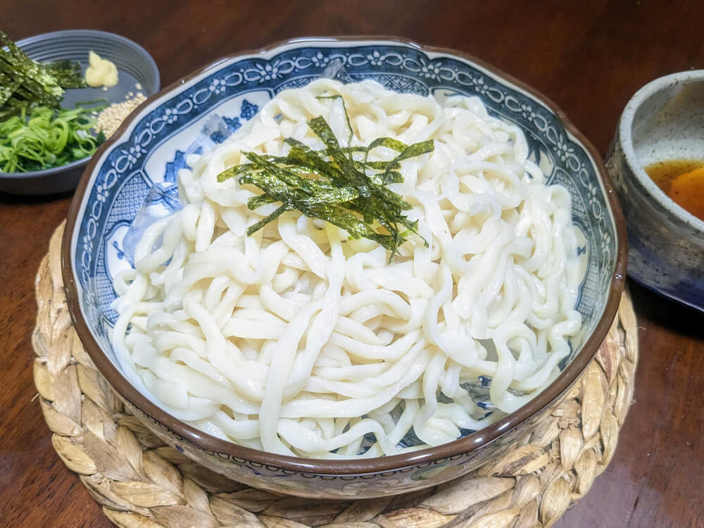 うどん打ちを趣味にしていた父が、吉池で売っていた生うどんを食べたら『こんなにもうまいうどんがこの値段なら、もう打つ必要ない』と引退してしまった -Togetter