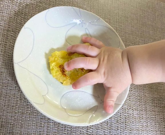 手づかみ食べ 卵1つで作る、BLWで使いやすい野菜たっぷりオムレツの簡単・失敗なしレシピ – おいしい子育て