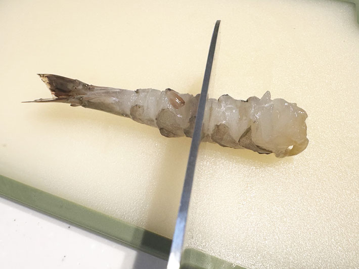 海老の天ぷらをまっすぐに揚げるコツ