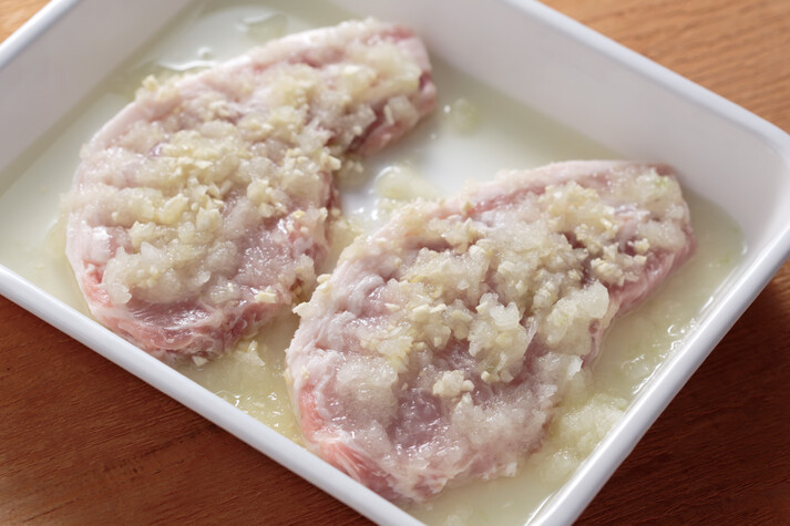 新玉ねぎの肉詰め ガーリック醤油ソース