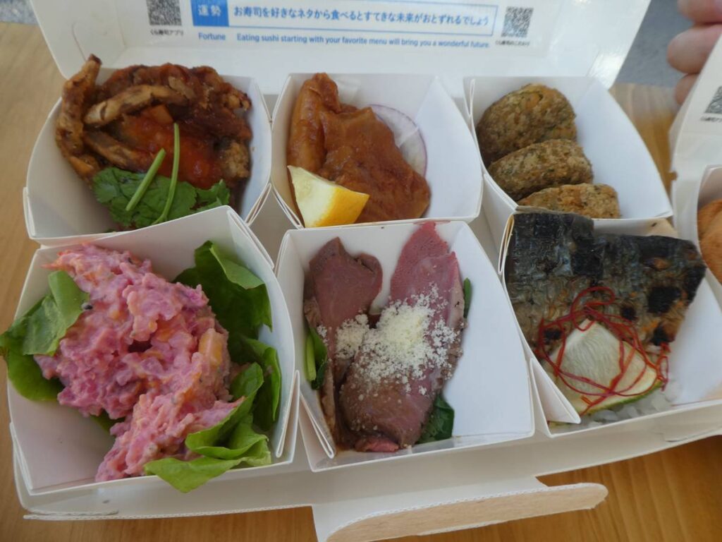 くら寿司“ちいかわコラボグッズ”必ず入手できる方法 「ビッくらポンセット」スマホでお持ち帰り注文 にぎりセット＆軍艦セット レビュー- ランチバッグ