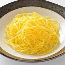 厚切りベーコンポテサラHS🥪レシピあり⏬ 贅沢にベーコンは厚切りにしました！！ ポテサラは簡単に市販のでOKです🙆‍♀️ ▫️材料 ・食パン 2枚・厚切りベーコン 3枚 ・ポテトサラダ 適量 ▫️作り方 ①ベーコンを厚めに切り、両面焼く。この時に出た油は後で使います