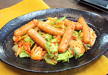 旨辛ウインナーキムチ丼 ウインナーとキムチで悪魔的なおいしさ！ピリッとした辛さと香ばしい香りが食欲をそそる♪macaroni マカロニ