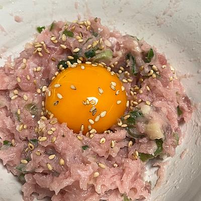 ネギトロゆっけ丼 あのタレで絶品になる 寿司職人の簡単まかない料理 Tuna Yukke bowl - YouTube