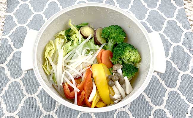 3COINSの「ビストロヌードル」があれば、お湯を沸かさず袋ラーメンがおいしく完成する！ 蒸し野菜もできるぞROOMIE ルーミー