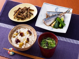 味付け簡単 塩だけでさつまいもの旨みが活きた『さつまいもご飯』 - YouTube