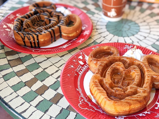 東京ディズニーランドのかわいいメニューの代表“ミッキーワッフル”がハロウィーン仕様に！ 今年はパンプキンホイップがオン - トラベル Watch