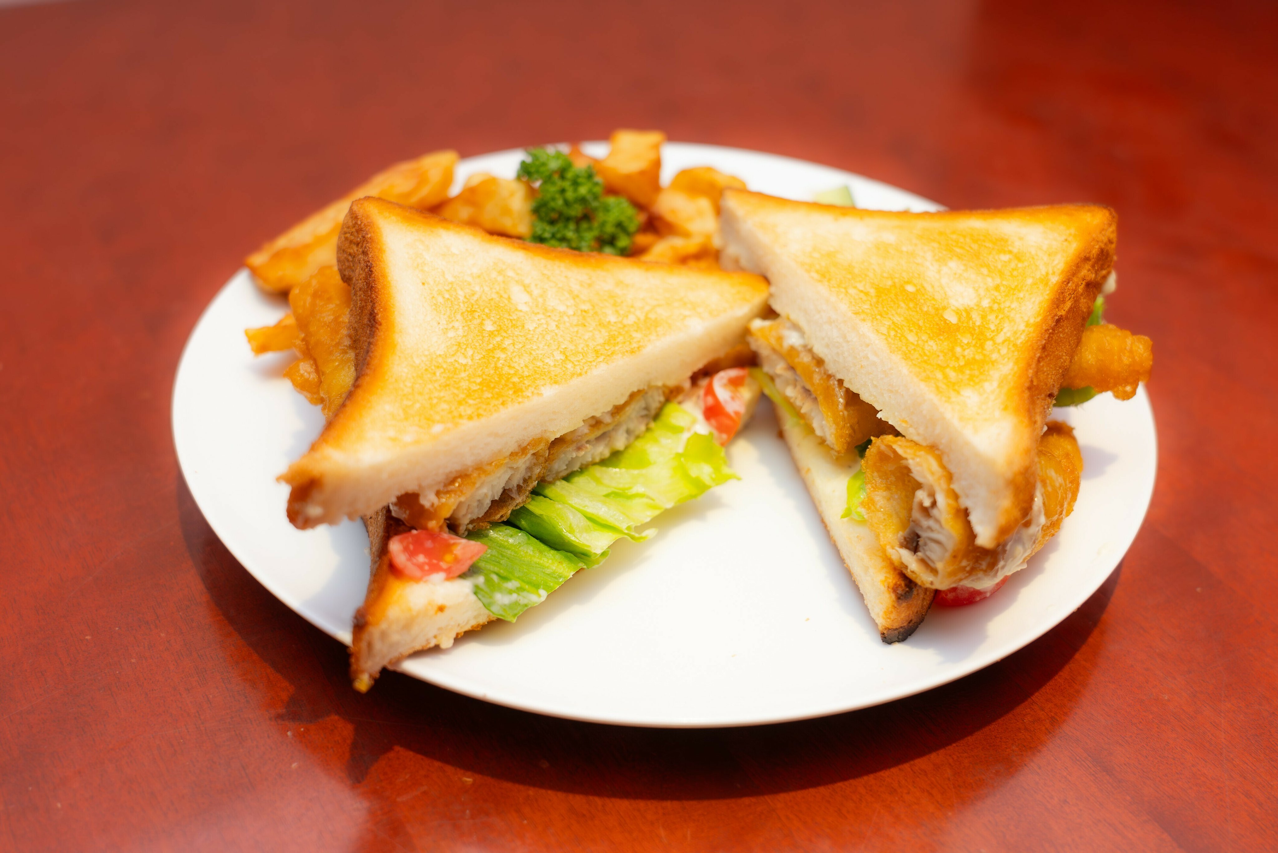 今週から、フィッシュバーガーが始まりました🐟🍔✨ 新鮮なお魚のフライと、レモンのセミコンフィ、そして すじ青のりのタルタルソースを合わせました🤤お魚は島根県の「岳 漁師」さん、神奈川県の「さかな人」さんにそれぞれの地域で獲れるお魚を 東京でも美味しく食べ