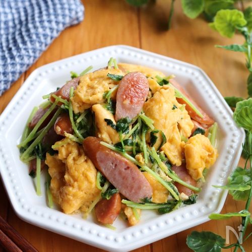 詳しい材料はこちら↓🕊️💞白菜たまご炒め をご紹介します🥰 白菜をたっぷり食べられる美味しいレシピ🤤 作った感想もぜひ教えてくださいね😊・ ・ ■材料詳細 ・白菜1 8株 ・にんにく小さじ1 ・塩少々 ・卵2個 ・マヨネーズ大さじ1 ・ごま油適量 ・みりん大さじ1 ・醤油 大さじ1 ・オイスターソース大さじ1 ・はちみつ小さじ1 ・いりごま適量 ・ ・白菜レシピ