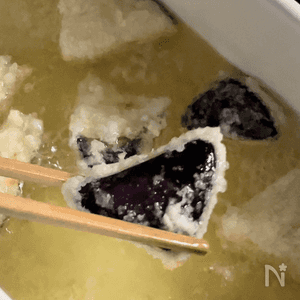 ciao!@papa_izm_kitchen です！ 今日は茄子の唐揚げをご紹介。 衣はカリッと！中はジューシー。 簡単なようで茄子の水分が多く衣がベチャっとなりやすい。 でも！ ポイントを二つ守れば大丈夫。 ①高温で揚げる ②衣付けを丁寧に ー材料ーーーー ナス 2本 ニンニク