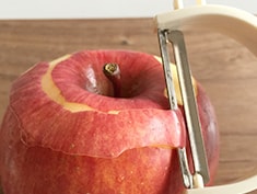 苦手を克服！簡単上手なりんごの皮むき方法 - macaroni
