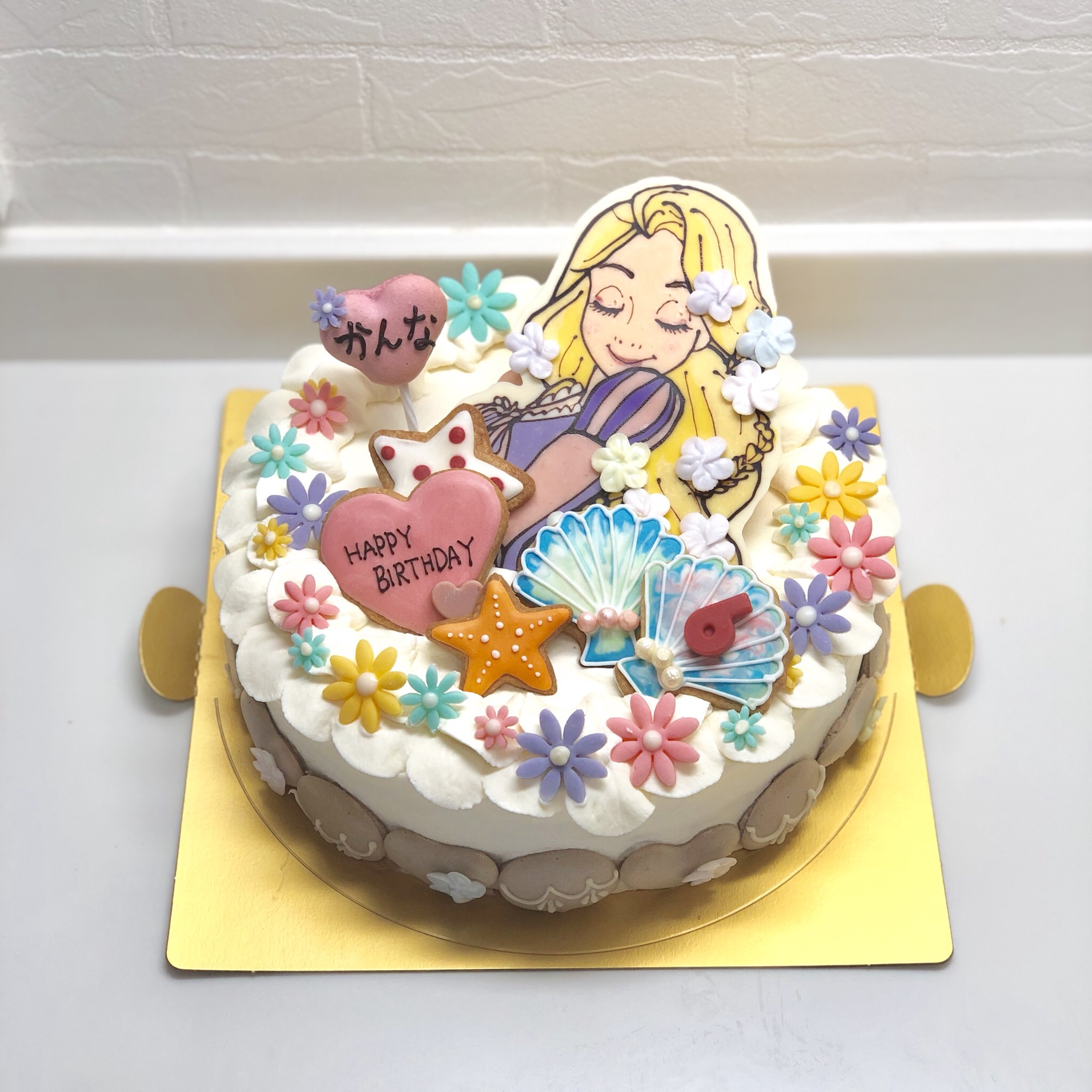 娘のお誕生日のラプンツェルケーキ、好評だったので作り方フィードにも残しておきます🍰わりと簡単、コスパも良いので、プリンセス好きgirlのお誕生日にぜひ🤗 ▷材料 ・スポンジケーキ手作りでも、市販のものでも・生クリーム・いちご ・ブルーベリー 生クリーム