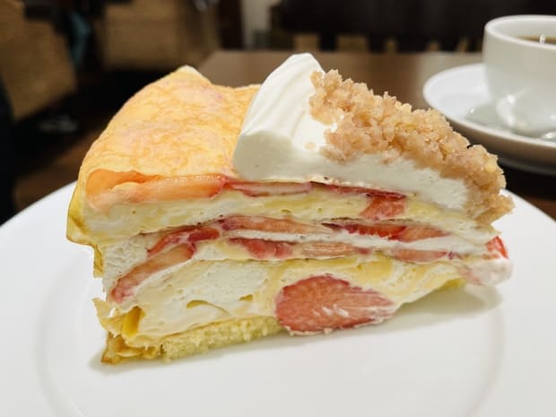 いちごミルクレープ：HARBSを超える美味しさとコスパ