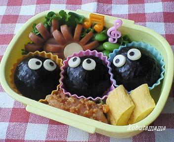 小トトロとまっくろくろすけのおにぎり弁当 - キャラデコ弁.com スマホ