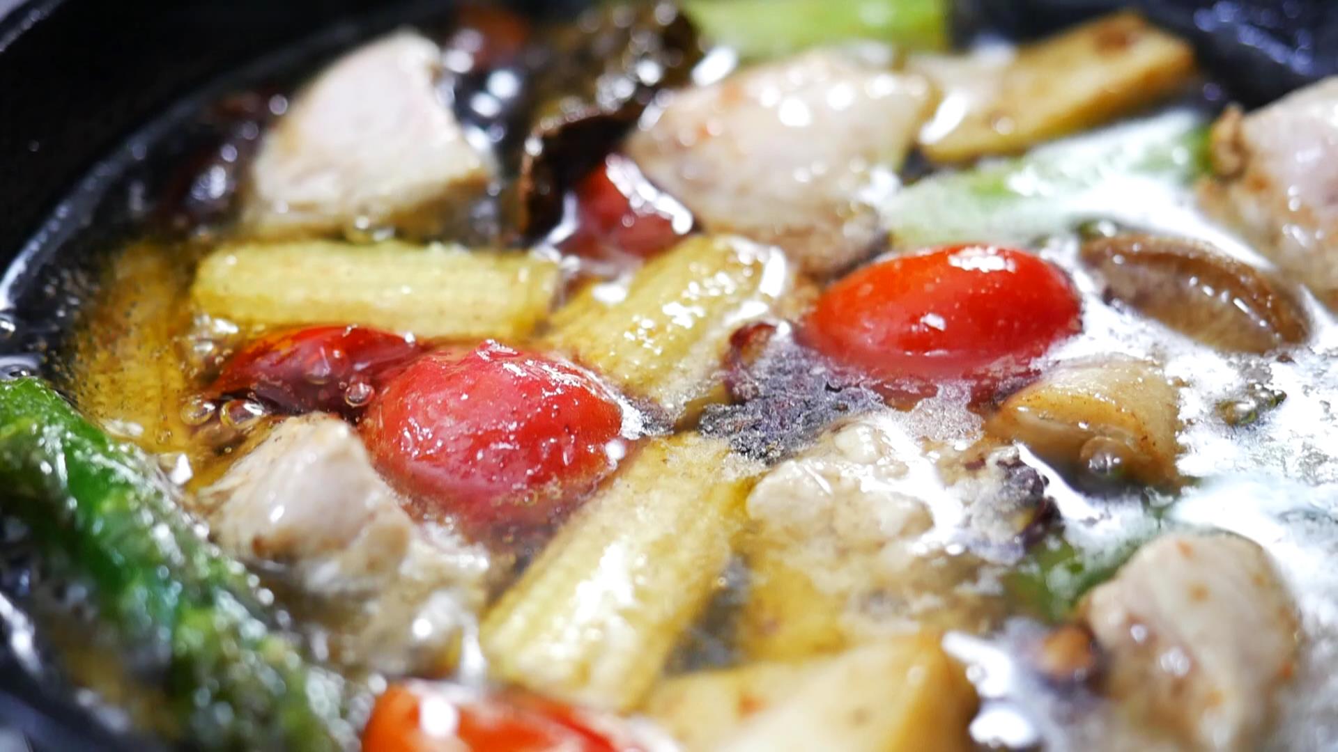 ヴァンテ産クロワゼ鴨を きのことフォアグラのファルスと共に ロースト腿肉とフダン草のカイエット・メープルの香るポルト酒と黒トリュフのソースと一緒に プロ向けレシピカナダ産メープル メイプルシロップ ケベック・メープルシロップ生産者協会