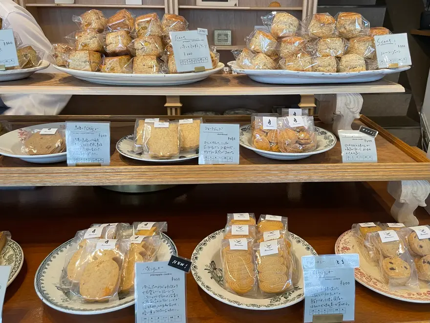 しとしと雨が降った日。 最近は気温が落ち着く日もでてきて 少しずつ暖かい飲み物が飲みたくなってきましたね。 そんな時に一緒に合わせたいチャイクッキー。シャリっと食感に、スパイスがふわっと、 チャイのバタークッキーをぜひ！ - 「菓子屋シノノメ」 定休日なし