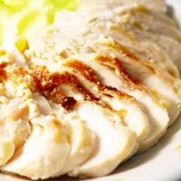 この完璧なサラダチキンが10分で手に入る。完璧な調理法と完璧な調味料で3品作ります