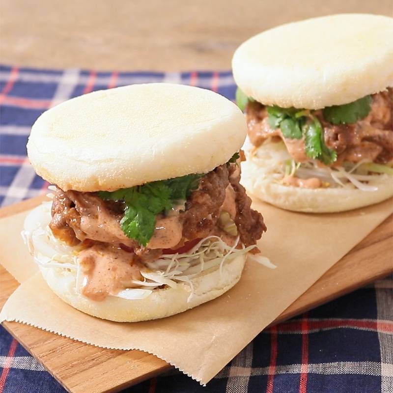 屋台のケバブショップで肉を切る男性店員 Stock 写真Adobe Stock