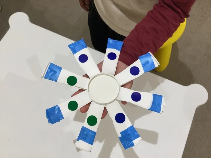 動画 紙コップフリスビーを飛ばして遊ぼう！保育士の転職・採用は 保育士バンク！