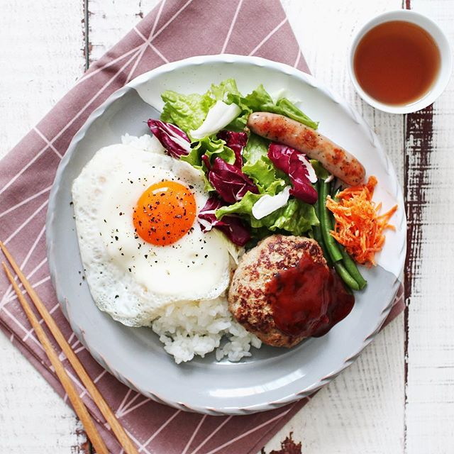 市販ハンバーグに簡単和風ソースで盛り付け☆