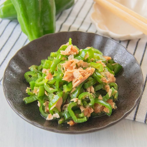 今回のレシピは「かんたん手羽元のさっぱりポン酢煮」です。 電子レンジで簡単に作れるうえ、ふわっと香るにんにくの風味と、さっぱりとしたポン酢の味わいが食欲をそそります。野菜をMOTTO @yasai_first の「あさりと国産野菜の濃厚クリーミーなクラムチャウダー」に