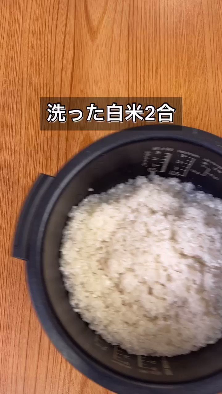 ずっと気になっていた念願の ファミチキ炊き込みご飯に挑戦しました🍗 ごま油と鶏ガラの味付けで ファミチキをででんとそのまま乗っけて炊くだけ炊けたらチキンほぐして完成！ ギルティ感じるけどめちゃくちゃ美味しかった〜〜🔥 ・鶏塩だんご鍋 ・だし巻き卵 ・小松菜の