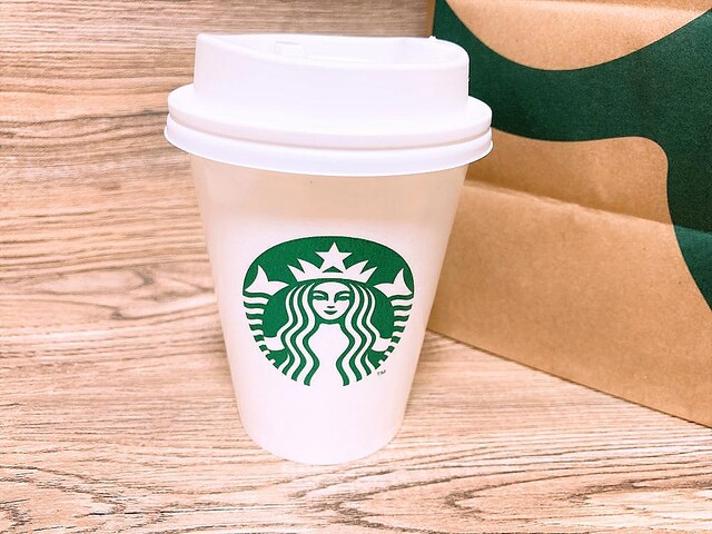 きれいなホイップ🧁 昔スタバで働いてた時に 毎日ベンティのホワイトホットチョコレート 注文してくださってた方いてたなー と、思い返しながらメニューからなくなったのを惜しんでた🍫 ☕︎ホットココア☕︎ ✔︎ホワイトモカシロップに変更 無料ちょー簡単カスタムで