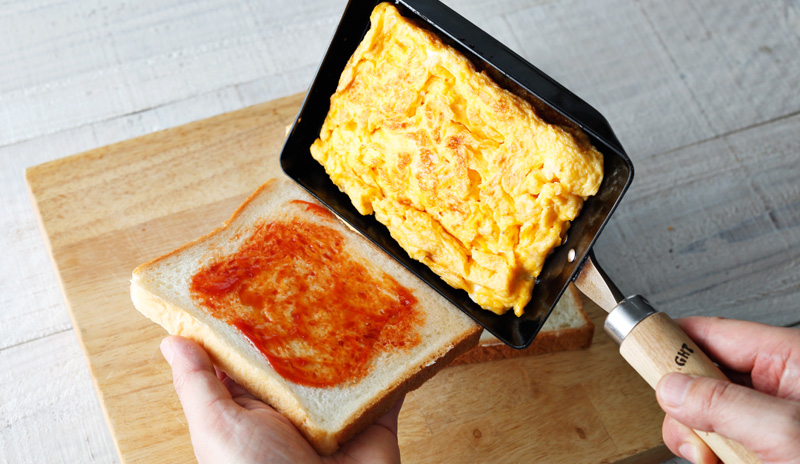 黄身と白身を分けて、いつもと一味違う！たまごサラダサンドの基本レシピ