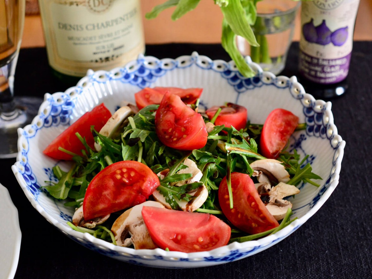 ルッコラとベーコンとクリスピーチーズのサラダ