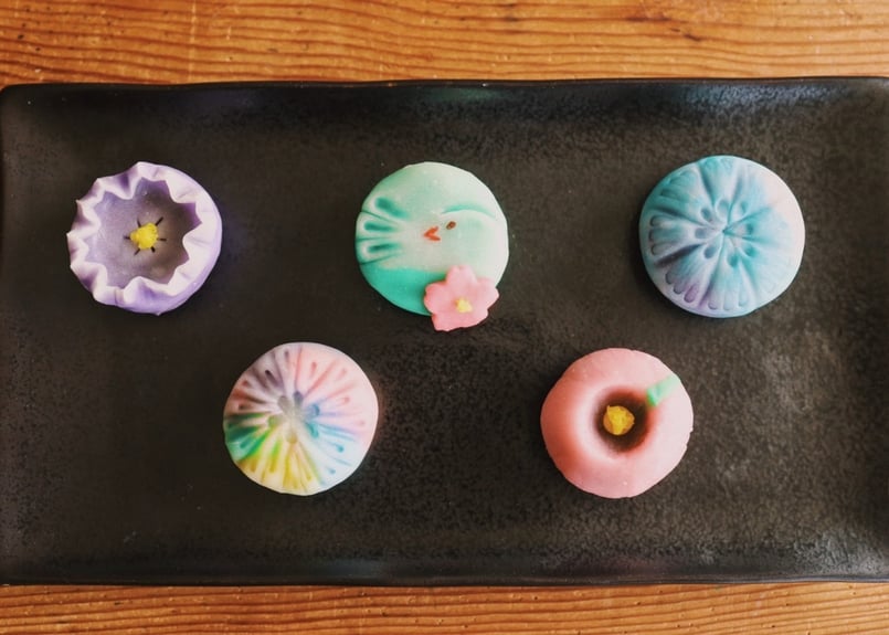 先日地域の小学校の課題で当店をインタビューしてもらいました✨ニュース番組の食レポにチャレンジして、撮影から編集インタビューまで全て小学生で行いました。 本日完成動画を見せに来てくれて、手紙のプレゼントまで頂きました。スタッフ一同とても励みになりました