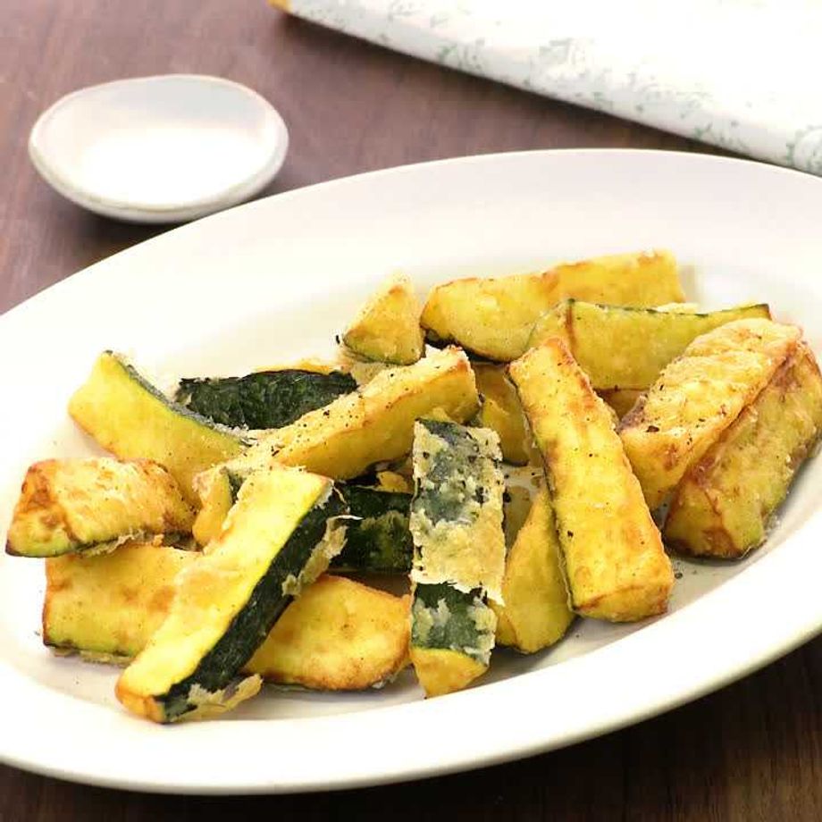 韓国料理レシピ 韓国屋台の人気おやつ『ソトクソトク』 「ソ」は、ソーセージ 「トック」は、お餅を意味するそうです♪甘辛いヤンニョムをかけていただきます😊 おやつにもおつまみにもぴったり！ ▶︎皮なしのミニウィンナーを使うのがおすすめです