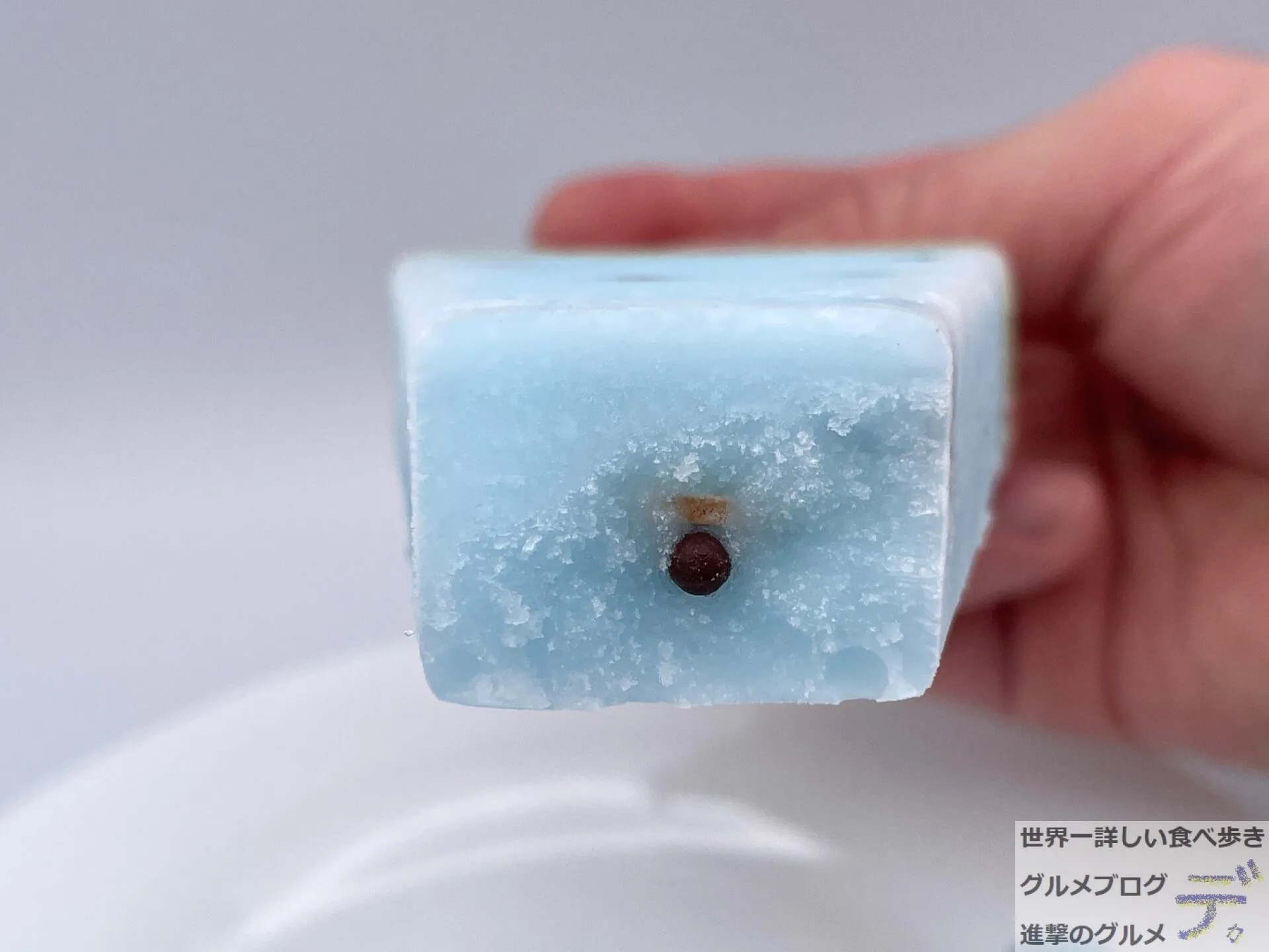 セブンだけで買える「青いスイカバー」の正体は!? 爽やかさ満載で夏にぴったりの味わい 365日アイス女子- macaroni