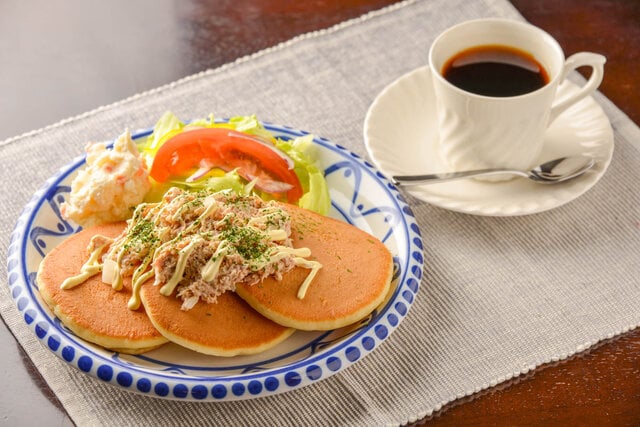 材料4つ レンジで4分！ボウルそのままスコップケーキ作り方！, 材料 , ◯スコップケーキ, ・牛乳150ml, ・ホットケーキミックス150g,・絞るだけホイップ1個, ・フルーツ, 1.フルーツを薄くスライスする。, 2.ホットケーキミックスに牛乳を入れて混ぜる。,3.ボウルにラップを敷いて生地を流し入れる。, 4.500wの電子レンジで4分加熱する。,