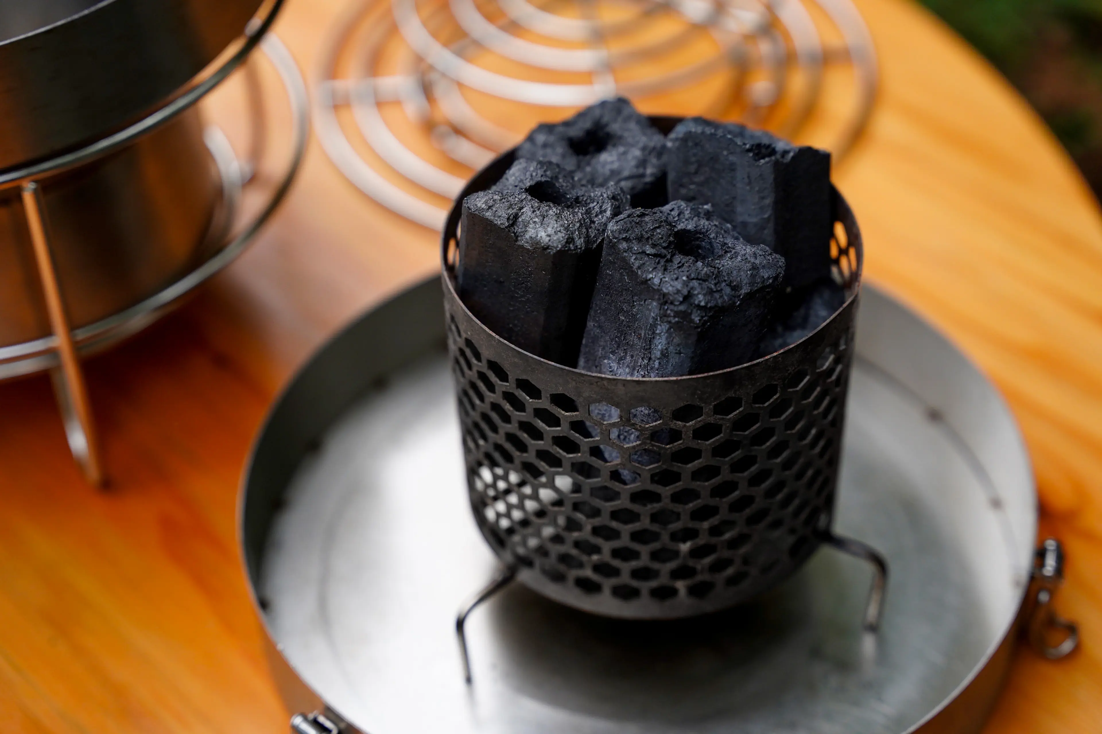 簡単適当 玄関前ダッチオーブンと七輪で柔らか美味しい手羽元煮込み