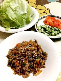 きのこと肉そぼろのレタス包み