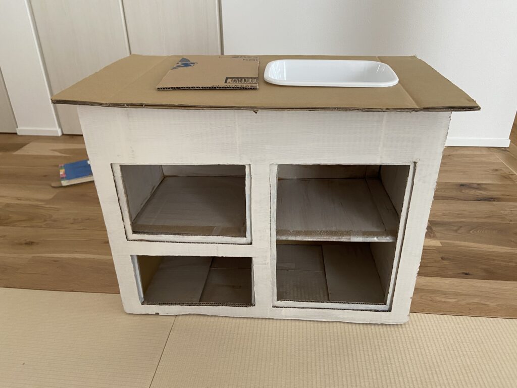 ダンボールと100均を駆使して作った、娘のための「おままごとキッチン」がステキ 「天才すぎ」「めっちゃオシャレ」と驚きの声 1 2ねとらぼ