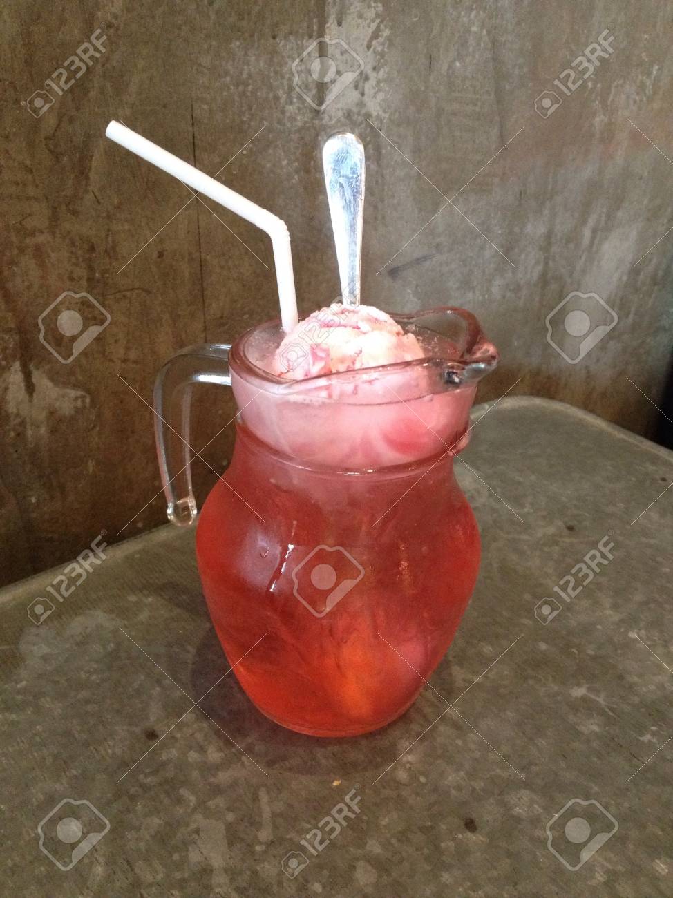 MARLOWE マーロウ手作りビーカープリンの専門店葉山マリーナ店の完熟いちごデザート🍓完熟いちごのクリームソーダ