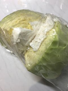 半分に切ったキャベツ、どう保存する？そのまま冷蔵庫に入れるのはNG！元スーパーの店員が解説 ぱるとよ- エキスパート - Yahoo!ニュース