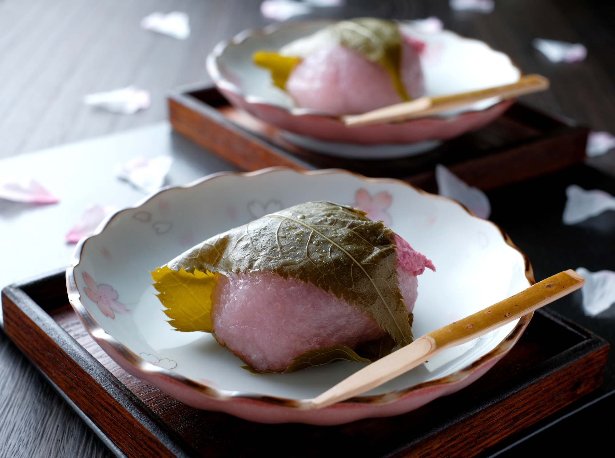 もはや、違うお菓子？ 「桜餅」の形状が関東と関西で大きく違う理由オトナンサ