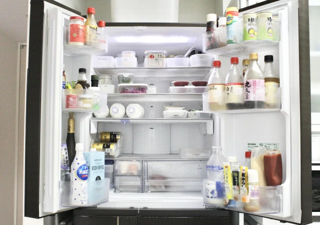 冷蔵庫の中は散乱しがち、、100均アイテムでスッキリ！ 冷蔵庫収納収納一人暮らし暮らしセリア100均TikTok