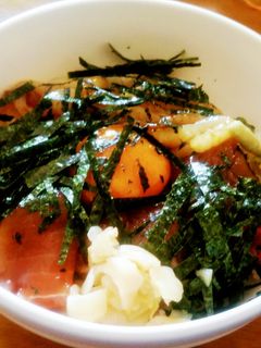 鰹の青唐醤油漬け丼、茄子ピーマンエホバクの味噌汁。 鰹たたきを刻んだ青唐辛子、醤油味醂酢に一晩漬けた。九条葱、茗荷、大葉、カイワレと薬味たっぷり、ニンニクスライスも。tsujimeshiツジメシ一汁一菜一汁一丼もち麦もち麦ご飯エホバク韓国