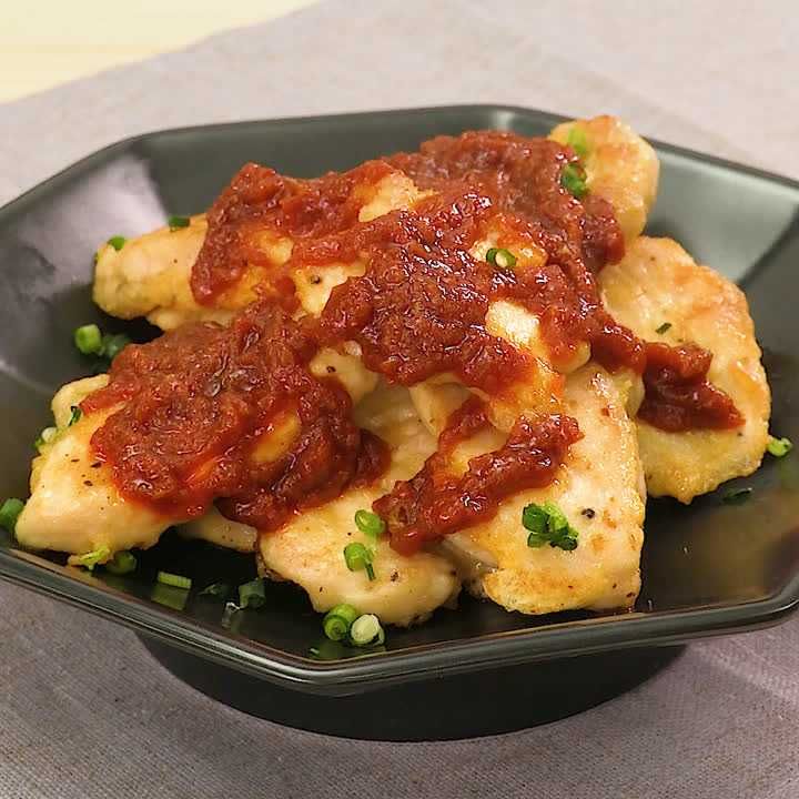 辛い鶏肉コチュジャン鶏肉を、コチュジャン、にんにくなどて辛く炒めた、おつまみです。 辛いもの食べたい時におすすめです。 * - * - * - *- * -* - * - * - * - * -作り方・鶏もも肉・150g ・ごま油・大さじ1 ・万能ねぎ、白ごま・お好みで適量