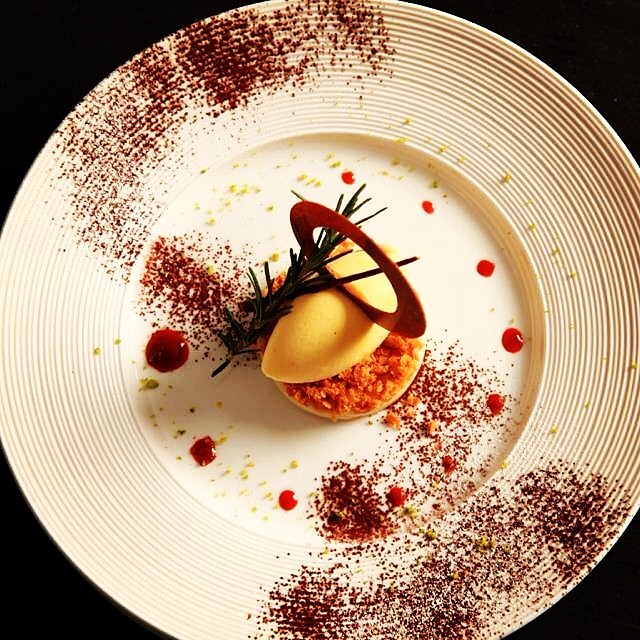 グレープフルーツの皿盛りデザート』 明日から始まります！色鮮やかなレッドグレープフルーツをローズマリーとハチミツでマリネし、和紅茶のアイスやヨーグルトクリーム、ホワイトグレープフルーツのジュレに、ココナッツのアイスとパッションフルーツの ソースで、夏